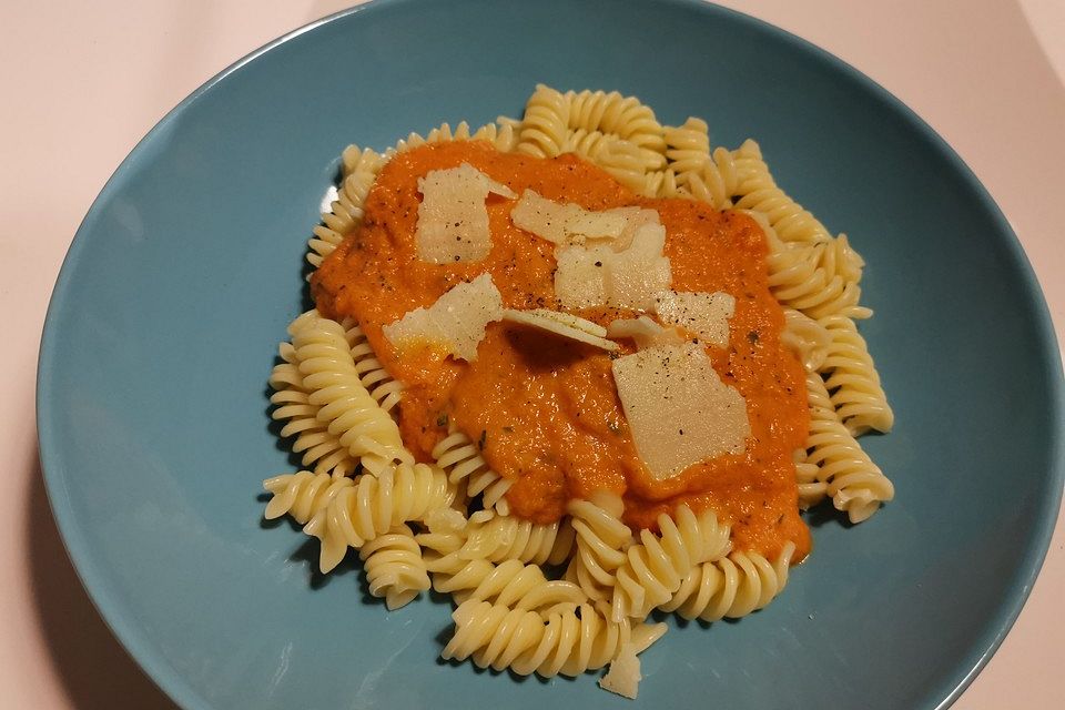 Penne mit Tomaten - Möhren - Basilikum - Sauce