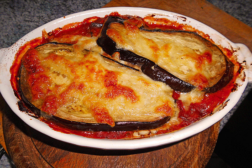 Auberginen - Auflauf mit Mozzarella auf Tomatenbett