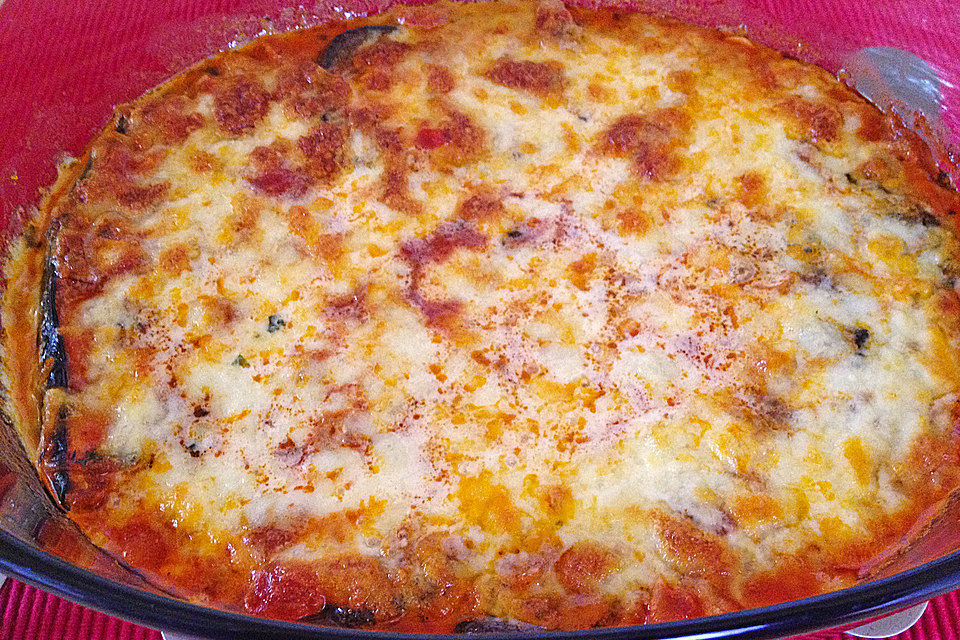 Auberginen - Auflauf mit Mozzarella auf Tomatenbett