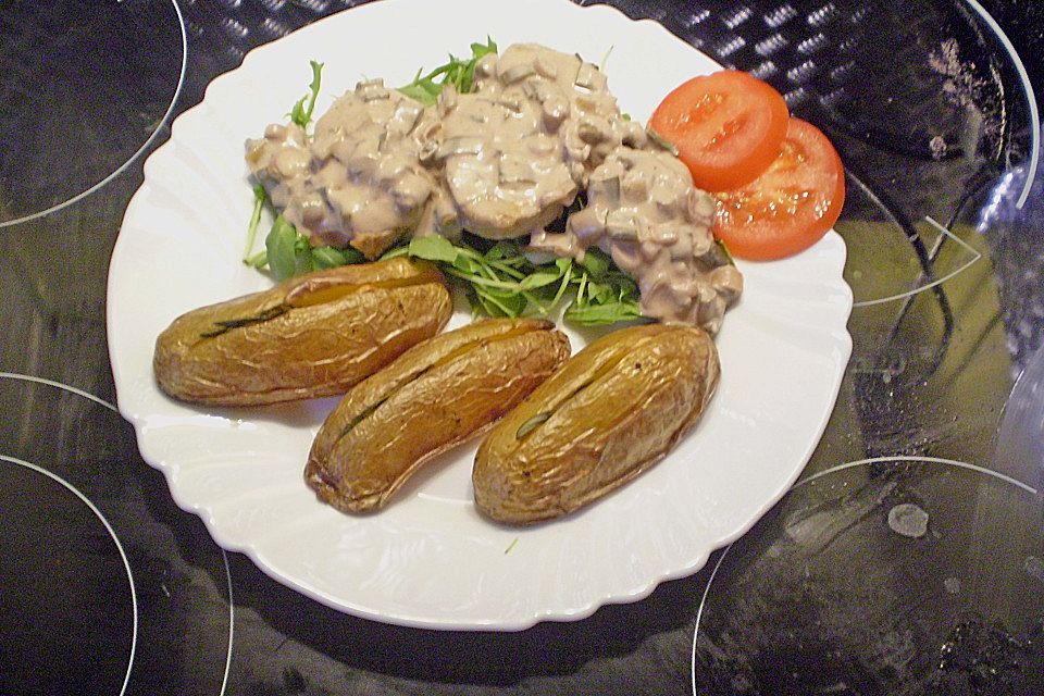 Schweinemedaillons auf Rucola mit Knoblauch - Rosmarin - Kartoffeln