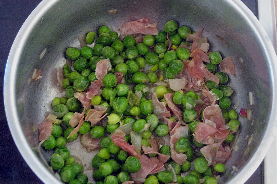 Frische Erbsen mit Parmaschinken und Frühlingszwiebeln