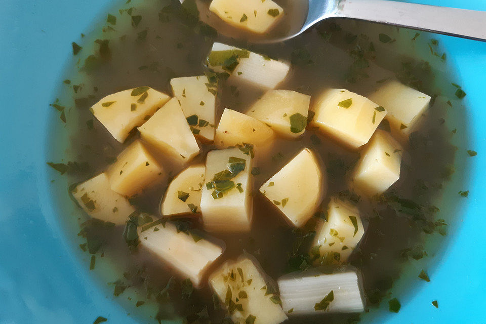 Saisonale Frühlingskartoffelsuppe mit Spargel und Bärlauch