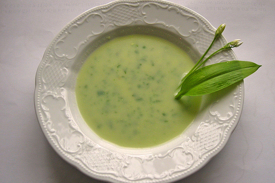 Saisonale Frühlingskartoffelsuppe mit Spargel und Bärlauch