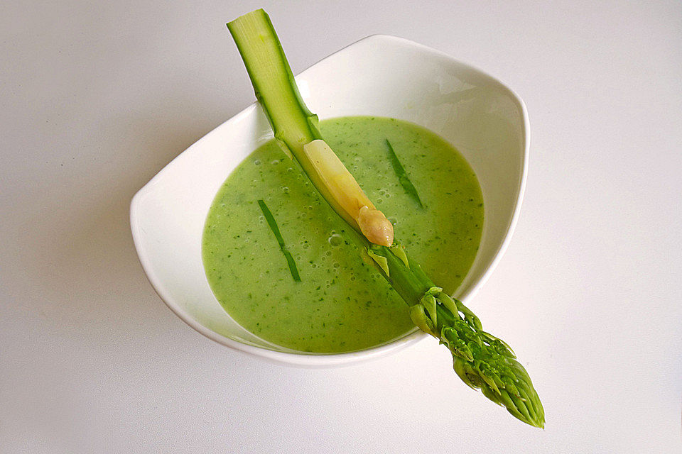 Saisonale Frühlingskartoffelsuppe mit Spargel und Bärlauch