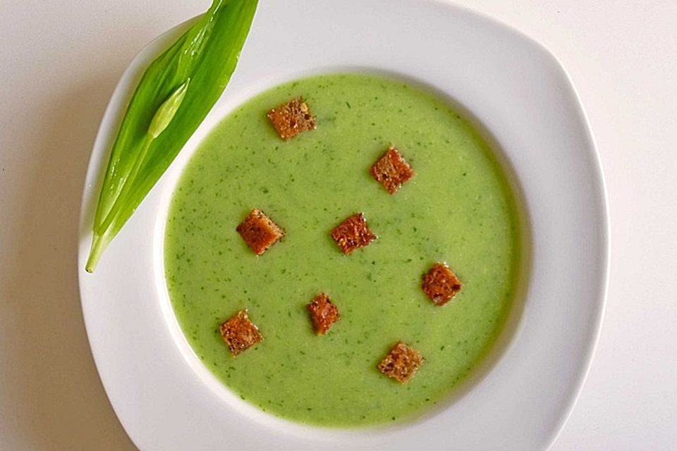 Saisonale Frühlingskartoffelsuppe mit Spargel und Bärlauch