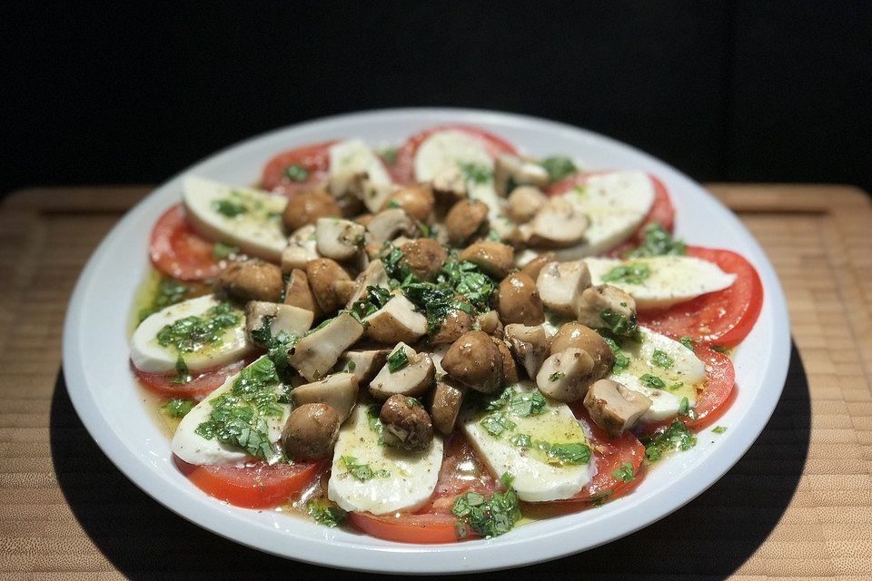 Tomaten - Mozzarella - Salat mit Pilzen