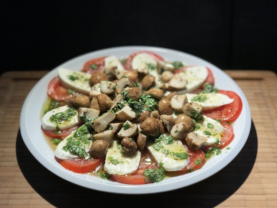 Tomaten - Mozzarella - Salat mit Pilzen von McMoe| Chefkoch