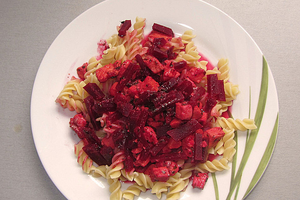 Tortiglioni mit Roter Bete und Lachs