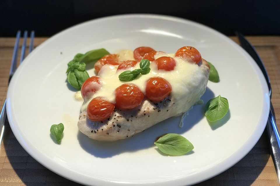 Putensteak mit Tomaten und Käse überbacken