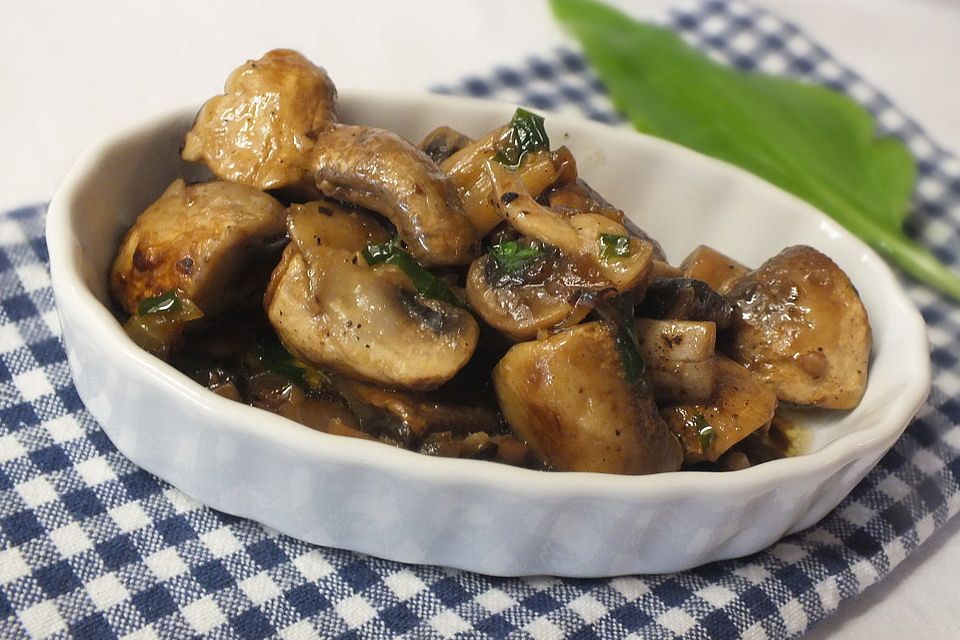 Gebratene Champignons mit Knoblauch und Zitrone