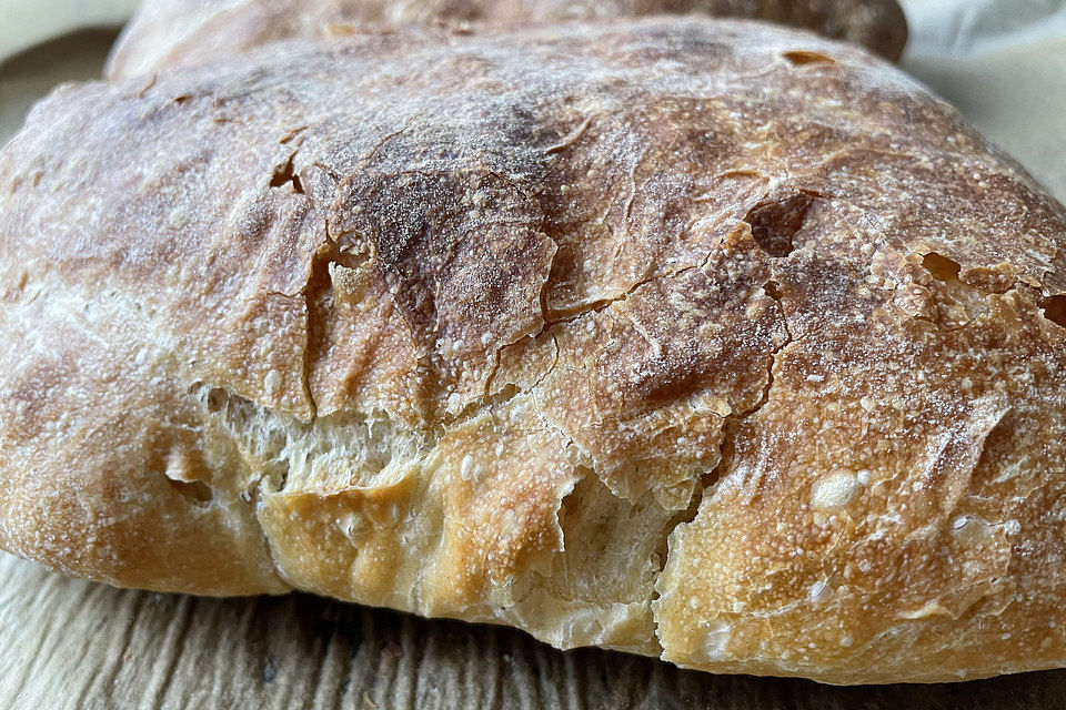 Ciabatta mit Oliven, Chilikäse und Kräutern