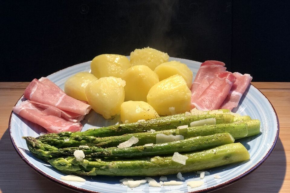 Gebratener grüner Spargel mit Parmesan und Parmaschinken