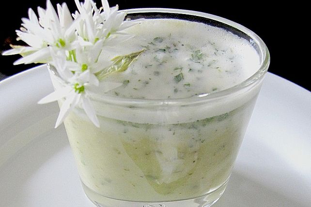 Brokkolicremesuppe mit Kerbelschaum und pochiertem Wachtelei von ...