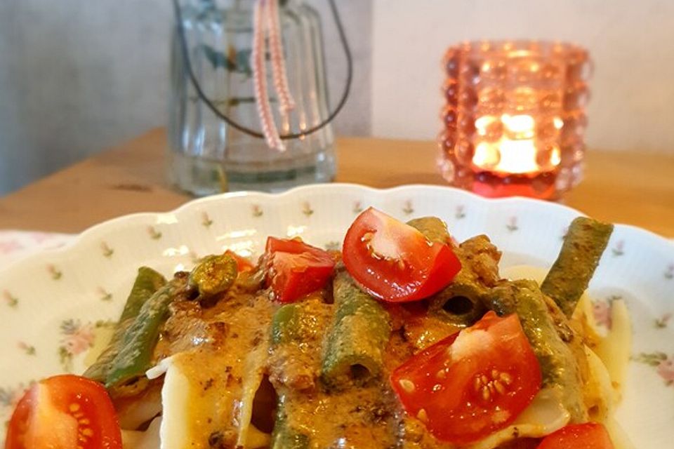 Pasta mit Kirschtomaten, grünen Bohnen und Speck