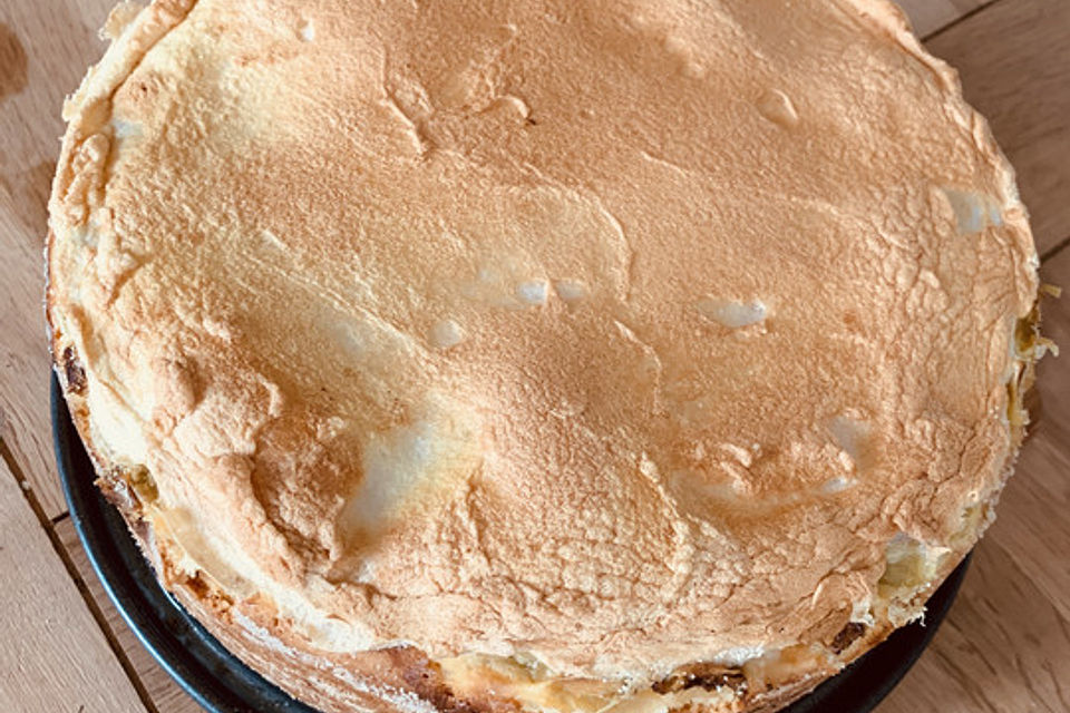 Rhabarberkuchen mit Vanillepudding und Baiser