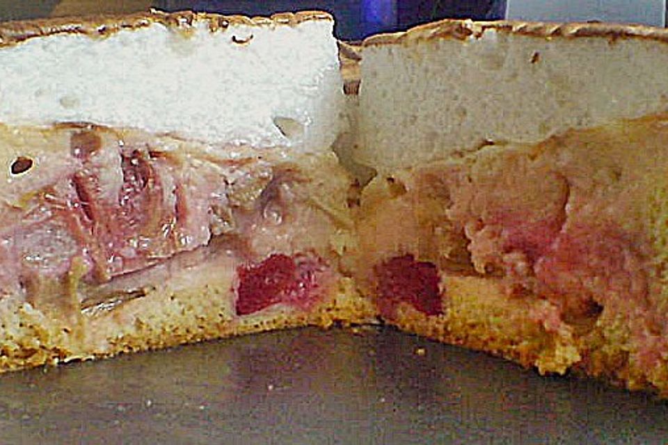 Rhabarberkuchen mit Vanillepudding und Baiser