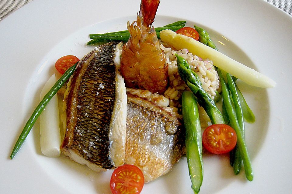 Doradenfilets auf der Haut gebraten mit Räuchergarnele an Spargelrisotto, Bohnen und Tomaten