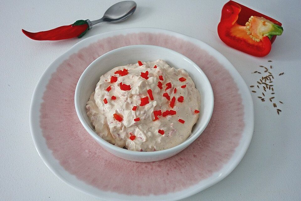 Dip mit Knoblauch und Paprika