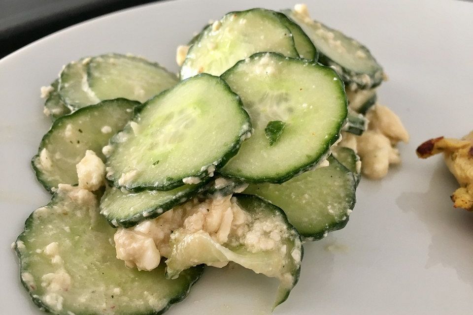 Gurkensalat mit Schafskäse und Knoblauch