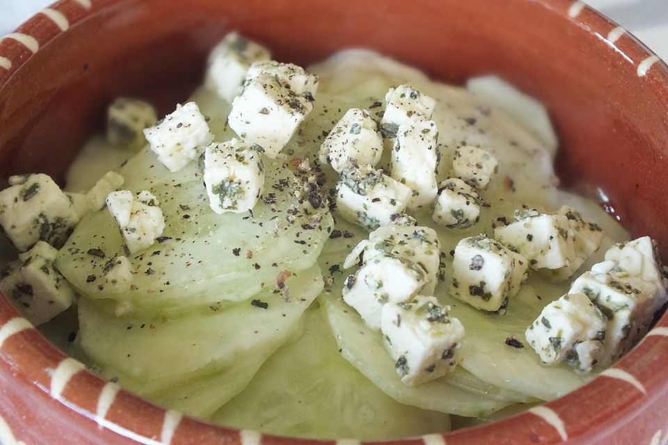 Gurkensalat mit Schafskäse und Knoblauch