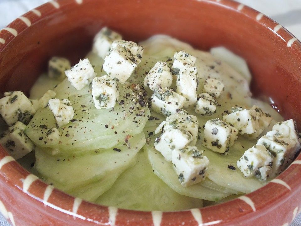 Gurkensalat mit Schafskäse und Knoblauch von marshmallowcappucino| Chefkoch