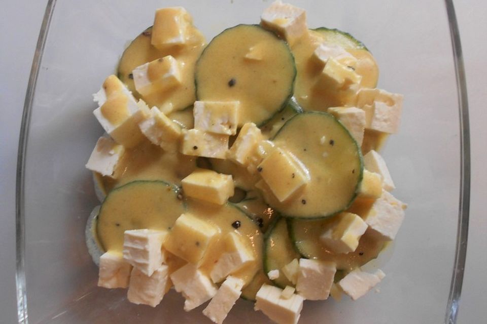 Gurkensalat mit Schafskäse und Knoblauch