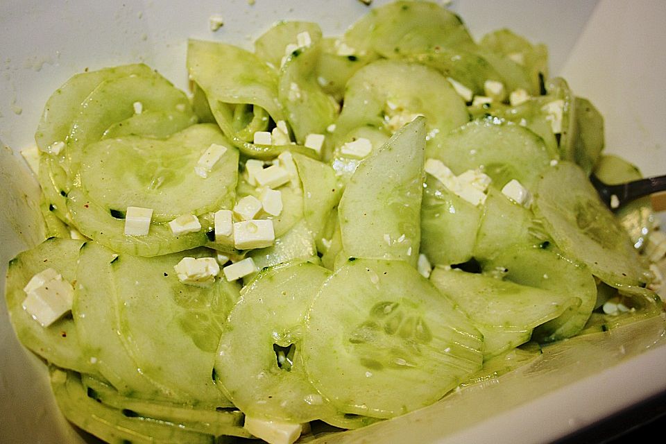 Gurkensalat mit Schafskäse und Knoblauch