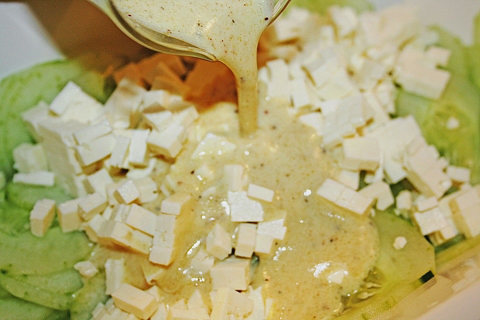 Gurkensalat mit Schafskäse und Knoblauch