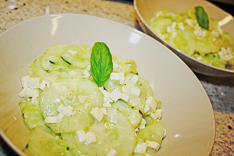 Gurkensalat mit Schafskäse und Knoblauch