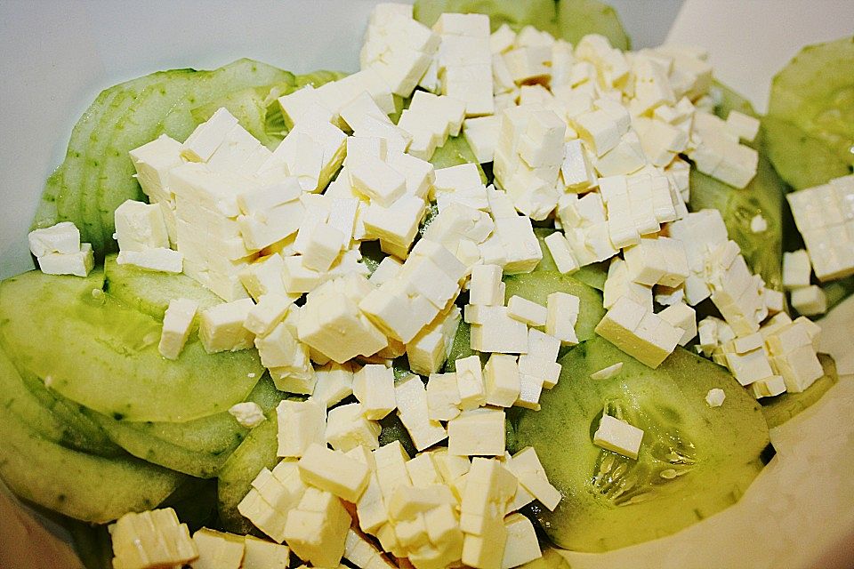 Gurkensalat mit Schafskäse und Knoblauch