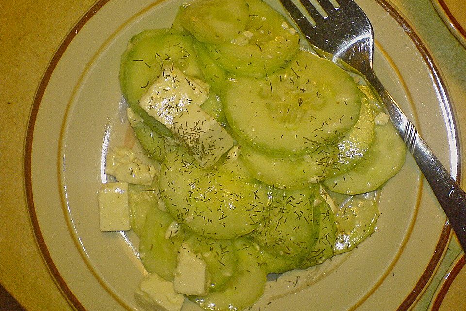 Gurkensalat mit Schafskäse und Knoblauch