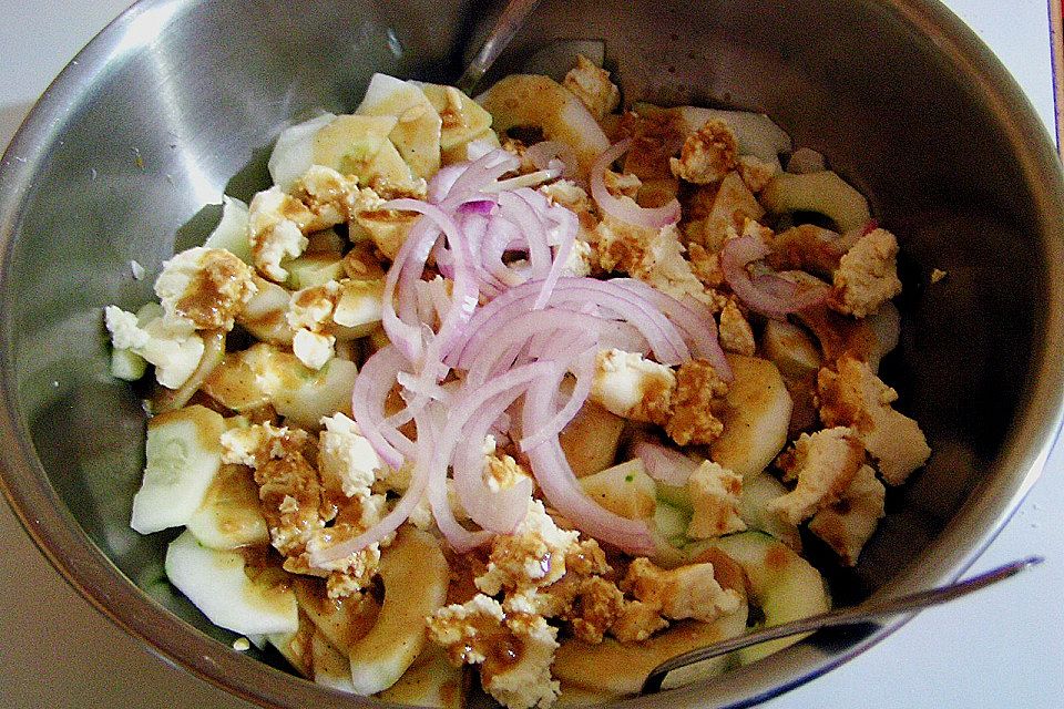 Gurkensalat mit Schafskäse und Knoblauch