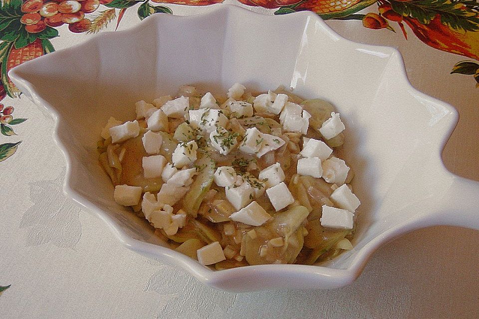 Gurkensalat mit Schafskäse und Knoblauch