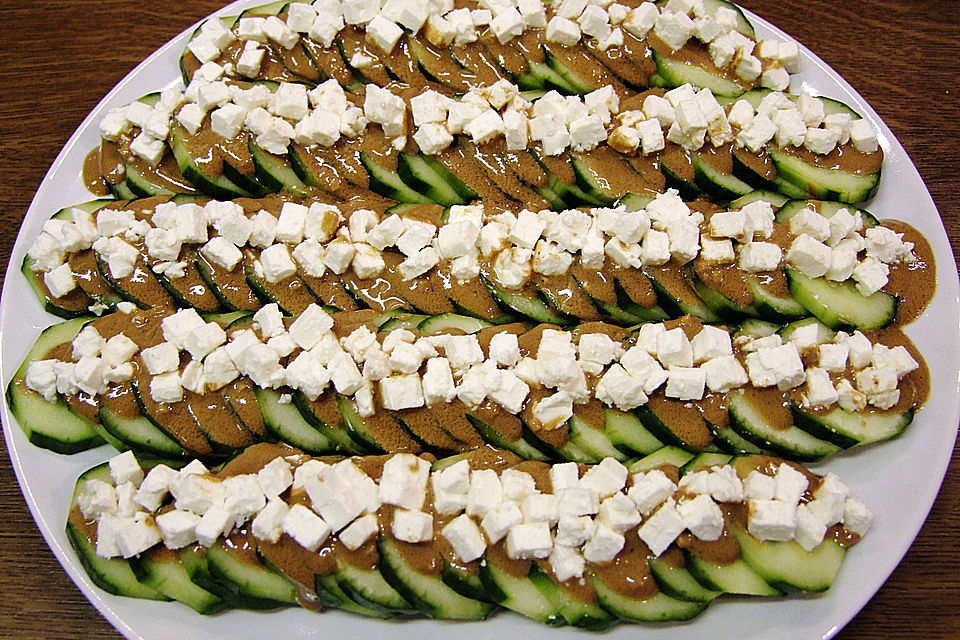 Gurkensalat mit Schafskäse und Knoblauch