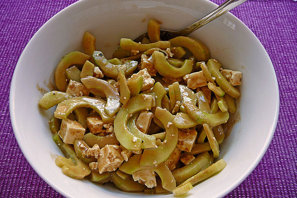 Gurkensalat mit Schafskäse und Knoblauch