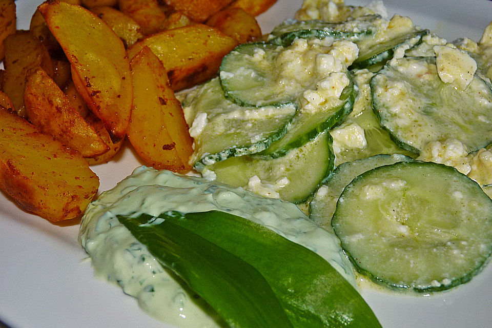 Gurkensalat mit Schafskäse und Knoblauch