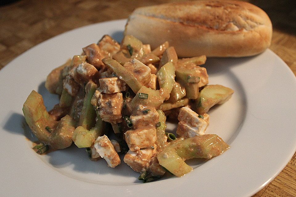 Gurkensalat mit Schafskäse und Knoblauch