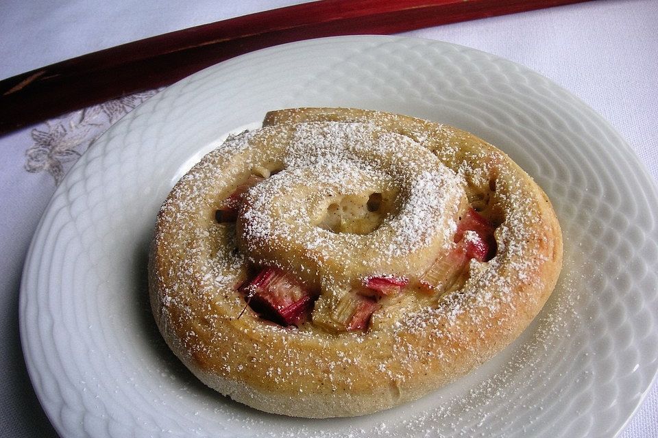 Hefeschnecken mit Pudding und Rhabarber