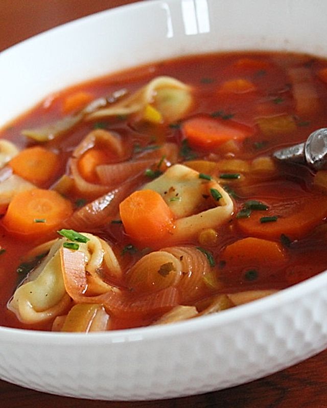 Leckere Gemüse - Tomaten - Suppe mit Tortellini