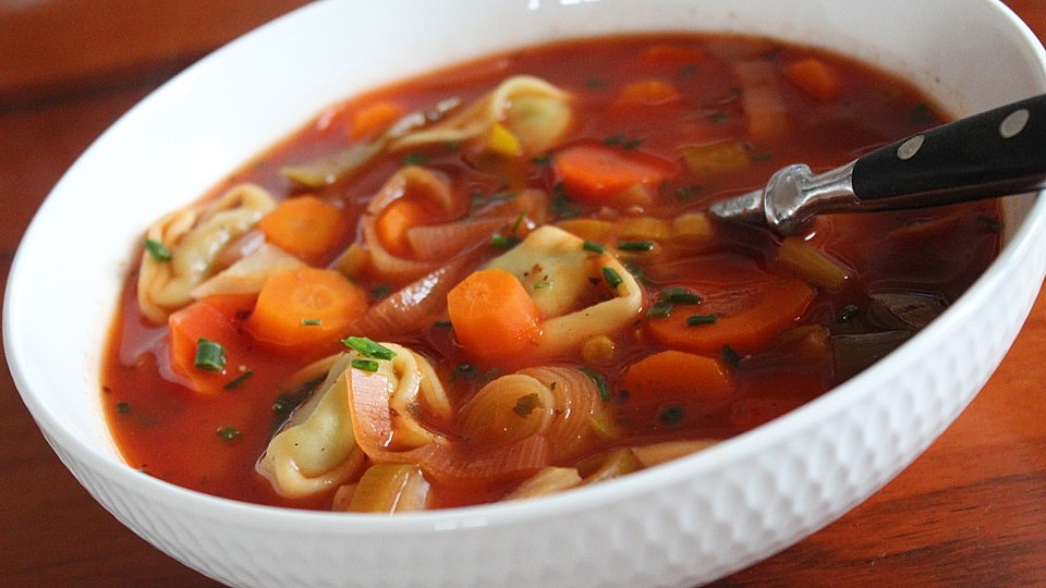 Leckere Gemuse Tomaten Suppe Mit Tortellini Von 2kuchenfeen Chefkoch