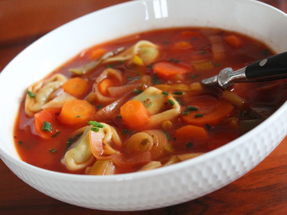Leckere Gemüse - Tomaten - Suppe mit Tortellini von 2Küchenfeen | Chefkoch