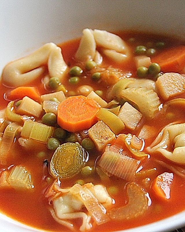 Leckere Gemüse-Tomaten-Suppe mit Tortellini