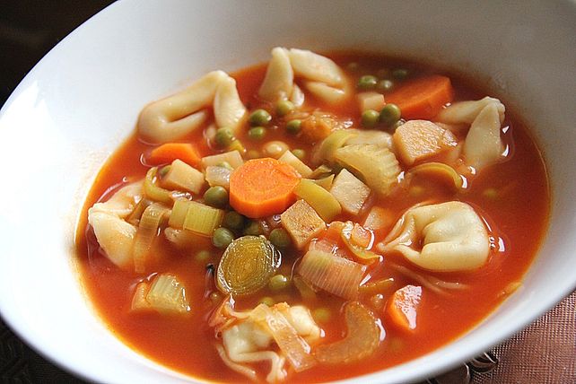 Leckere Gemüse-Tomaten-Suppe mit Tortellini von 2Küchenfeen| Chefkoch