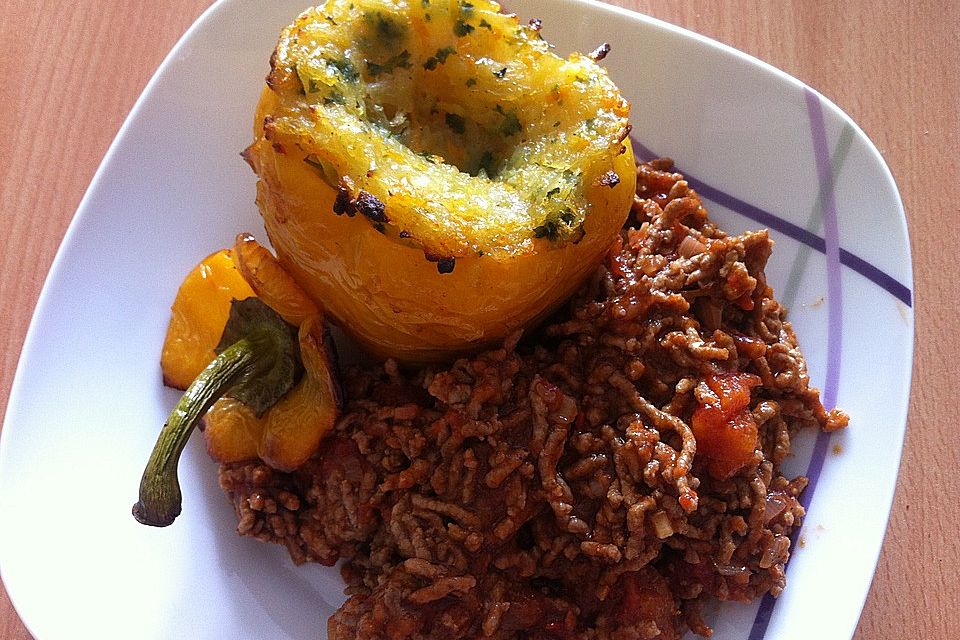 Paprika mit Kartoffelfüllung und Hackfleischsauce