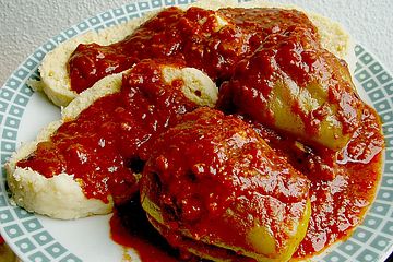 Gefüllte Paprika mit Tomatensauce und Knödeln auf tschechische Art