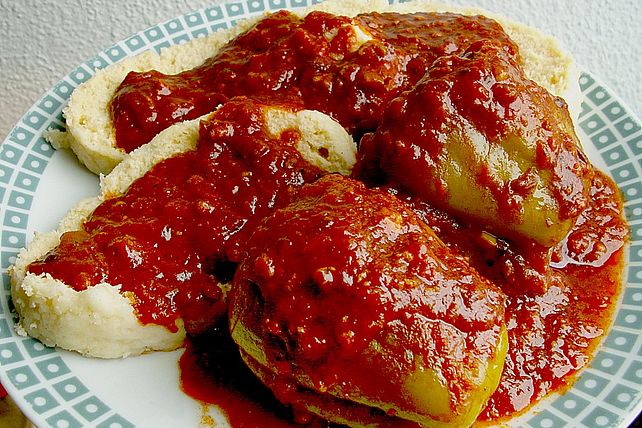 Gefüllte Paprika mit Tomatensauce und Knödeln auf tschechische Art von ...