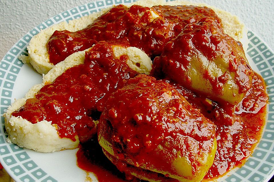 Gefüllte Paprika mit Tomatensauce und Knödeln auf tschechische Art