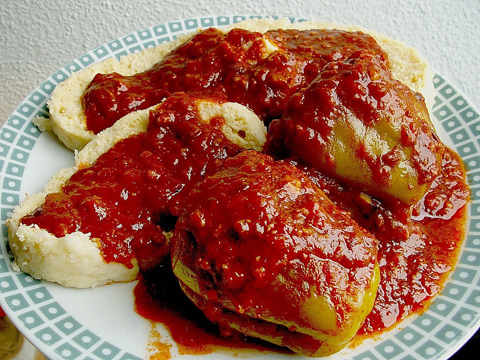 Gefüllte Paprika mit Tomatensauce und Knödeln auf tschechische Art von ...