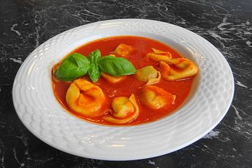 Tomatensuppe mit Tortelloni