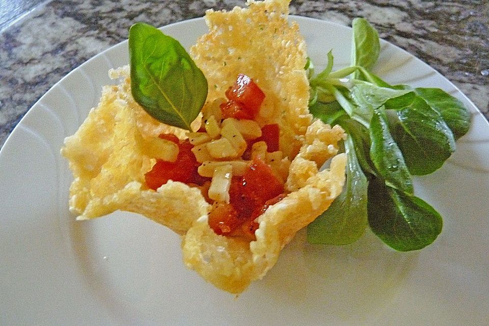 Caprese im Parmesan - Sesam - Körbchen